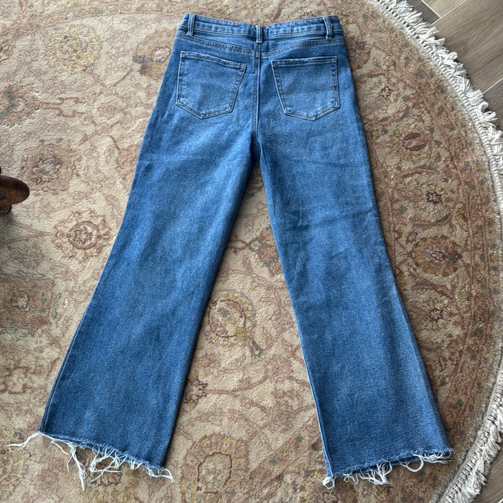 Cropped Distressed Jeans - Picture 5 of 8